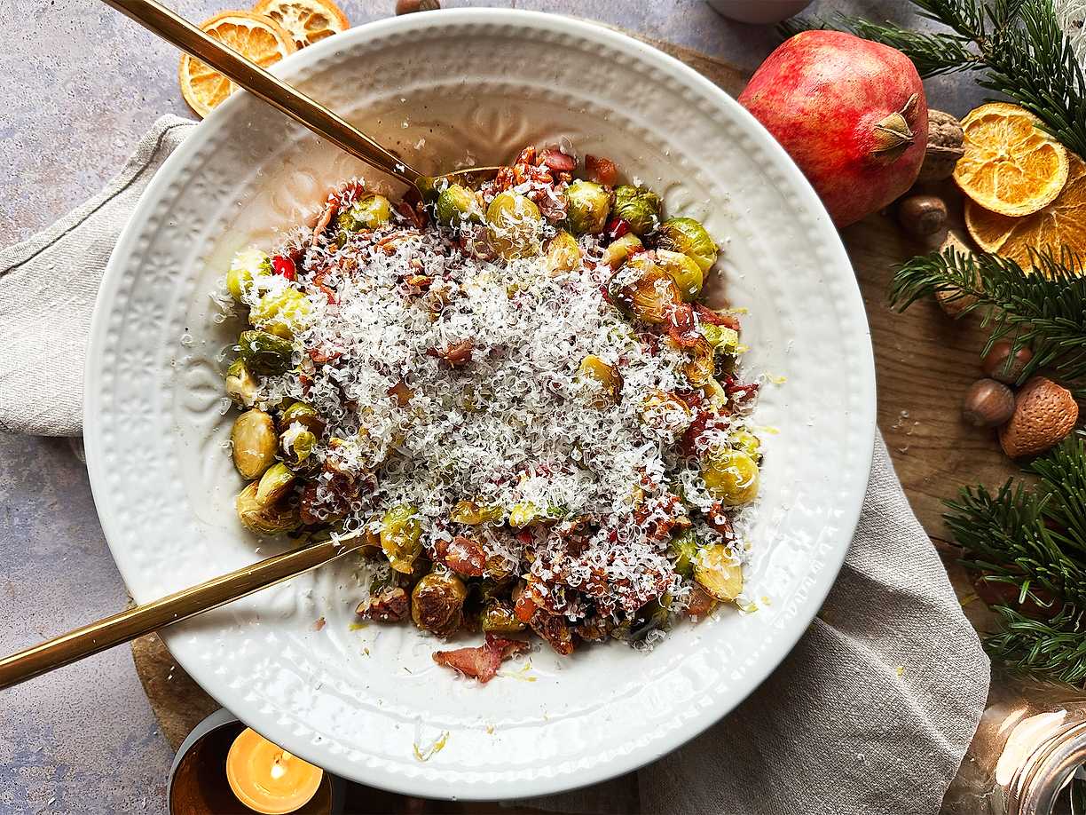 Brysselkålssallad med bacon, kanderade pekannötter och parmesan
