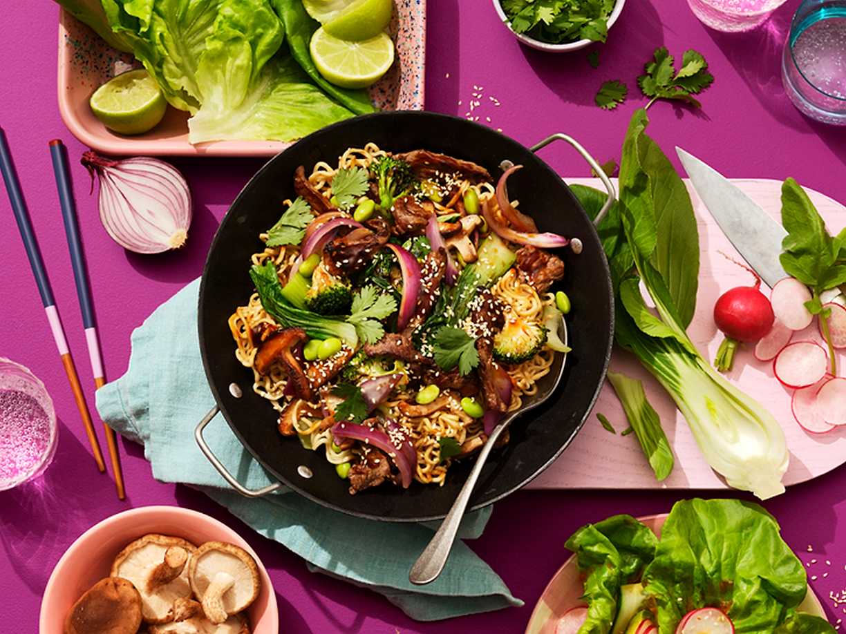 Biffwok teriyaki och sesamolja med asiatisk grönsallad