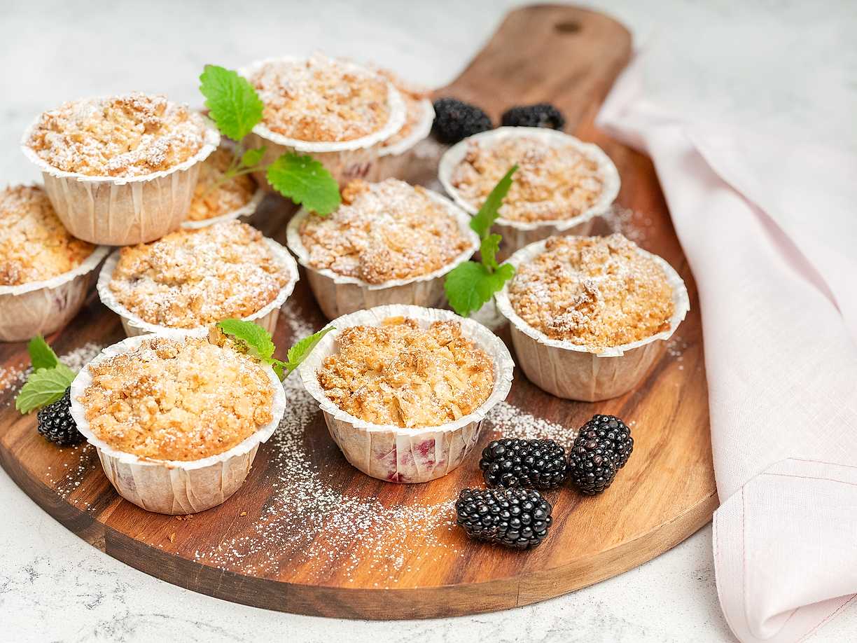 Björnbärsmuffins med havrecrumble