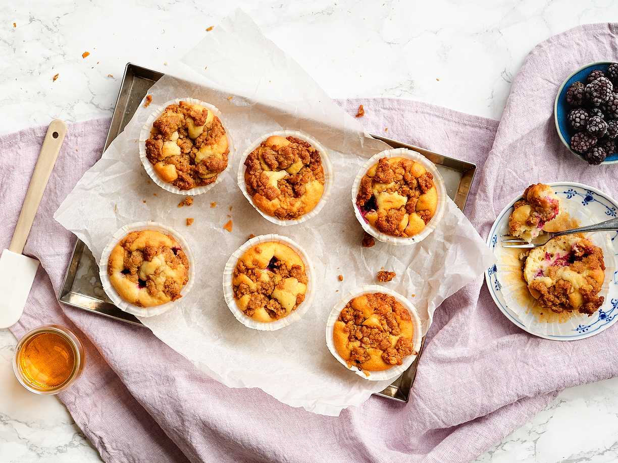 Björnbärsmuffins med smultopping