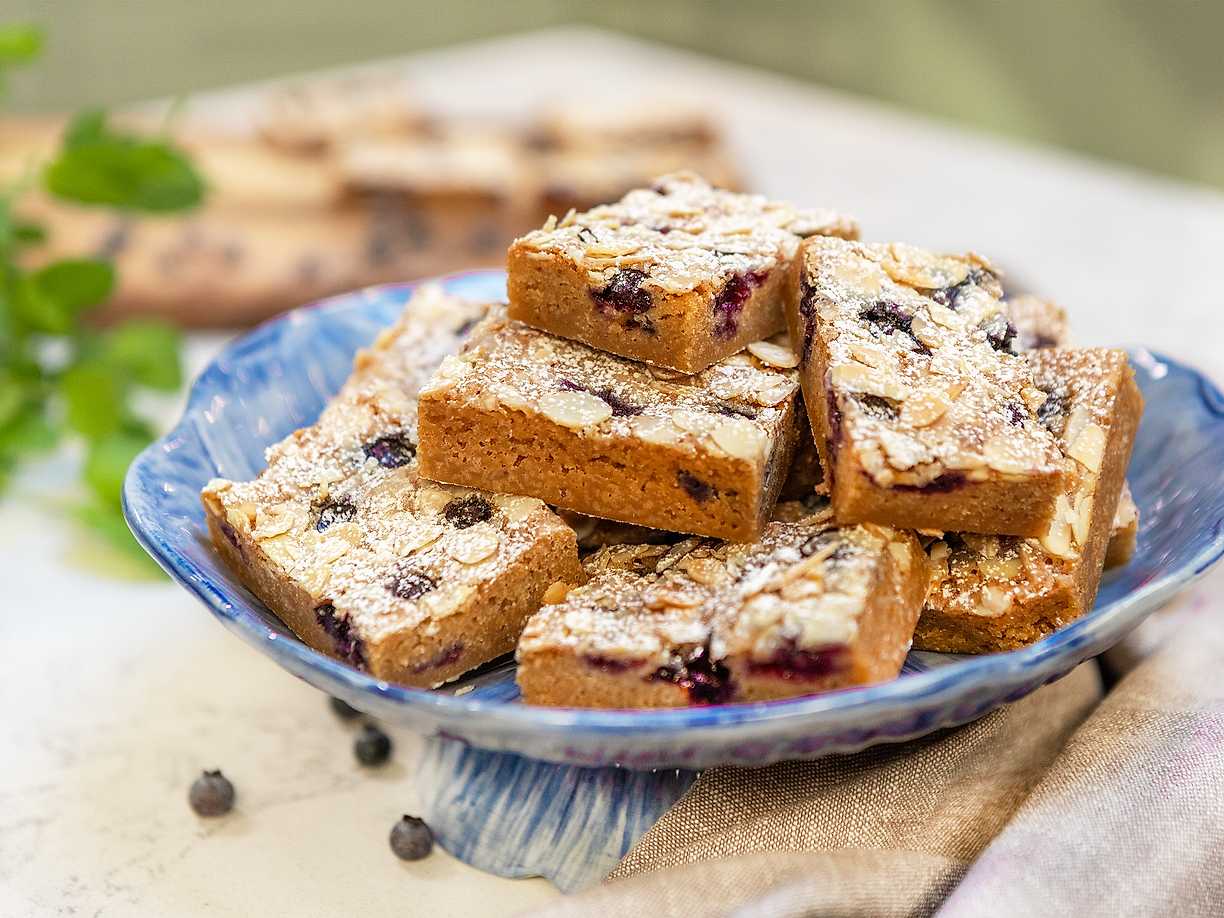 Blåbärsblondies med brynt smör och mandel