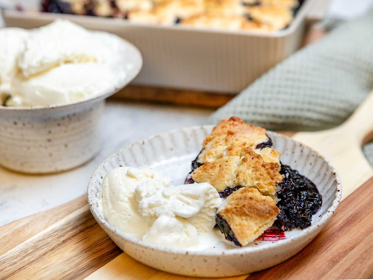 Blåbärscobbler med citron och kardemumma