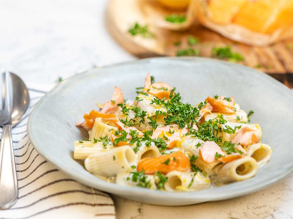 Blåmögelpasta med varmrökt lax och persilja