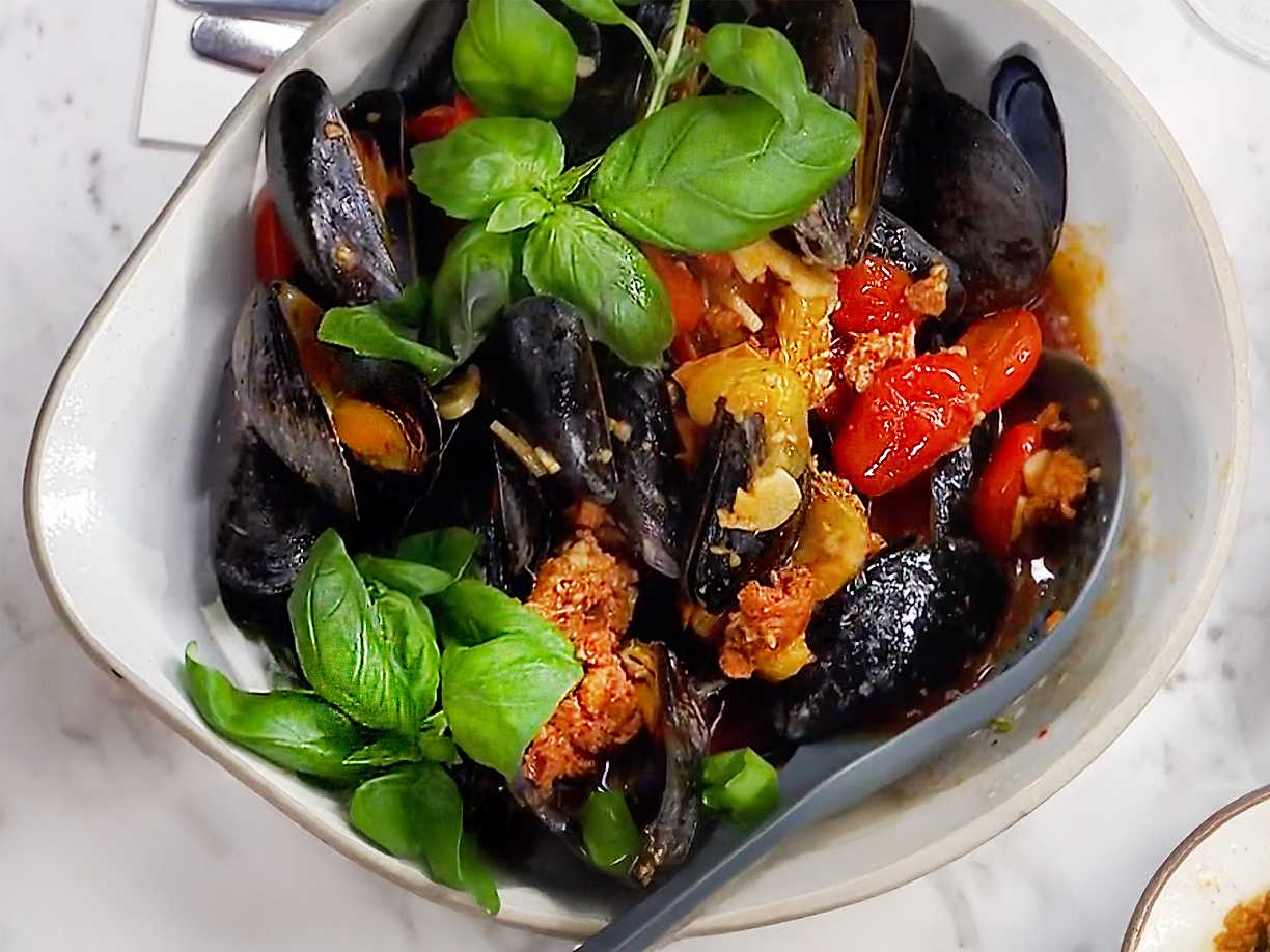 Blåmusslor i chorizo–tomatragu