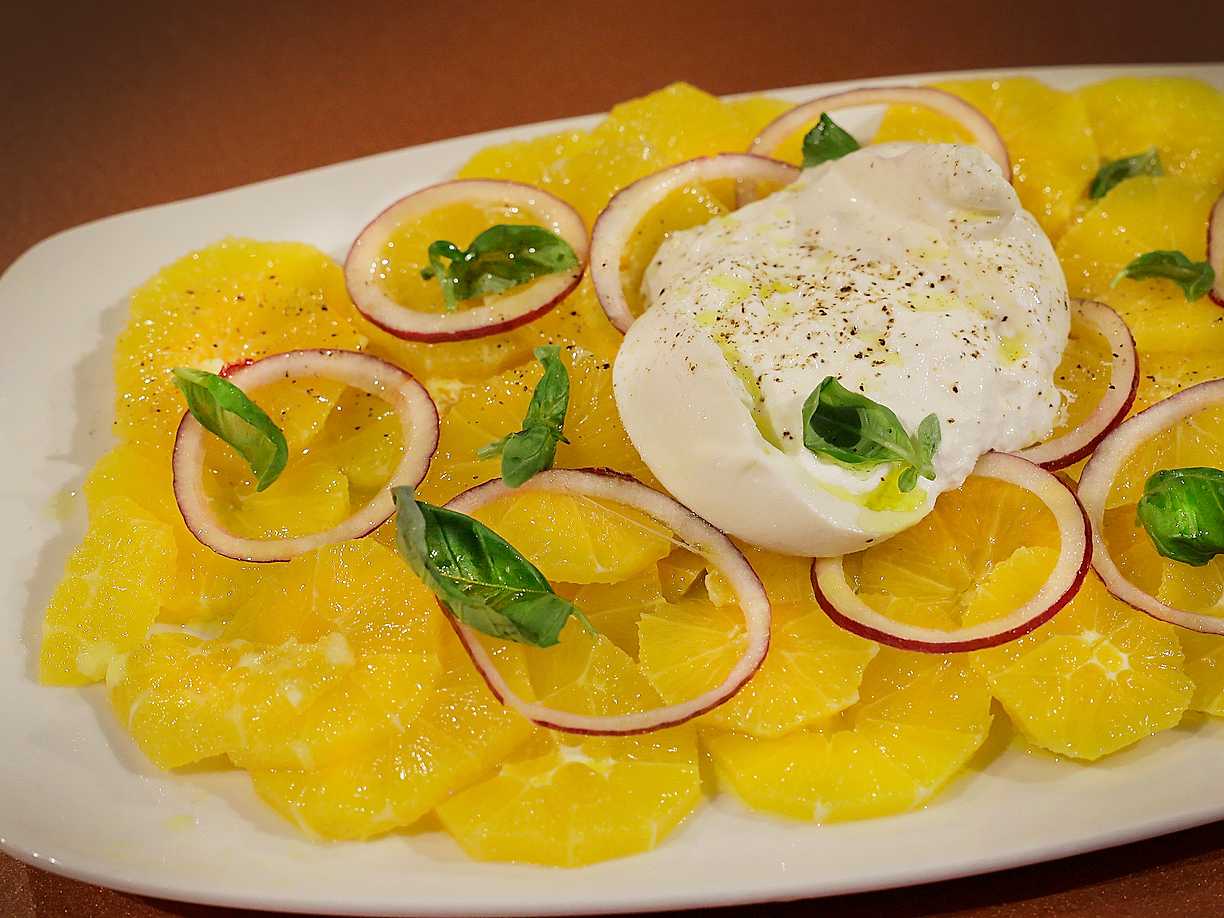 Blodapelsinsallad med rostade pistagenötter
