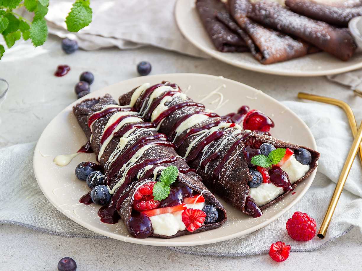 Kladdkakspannkakor med vit chokladgrädde