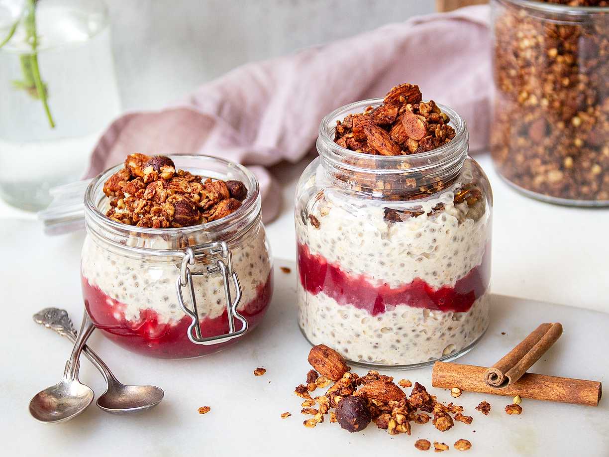 Lyxig overnight oats med lingonsylt och kanelgranola