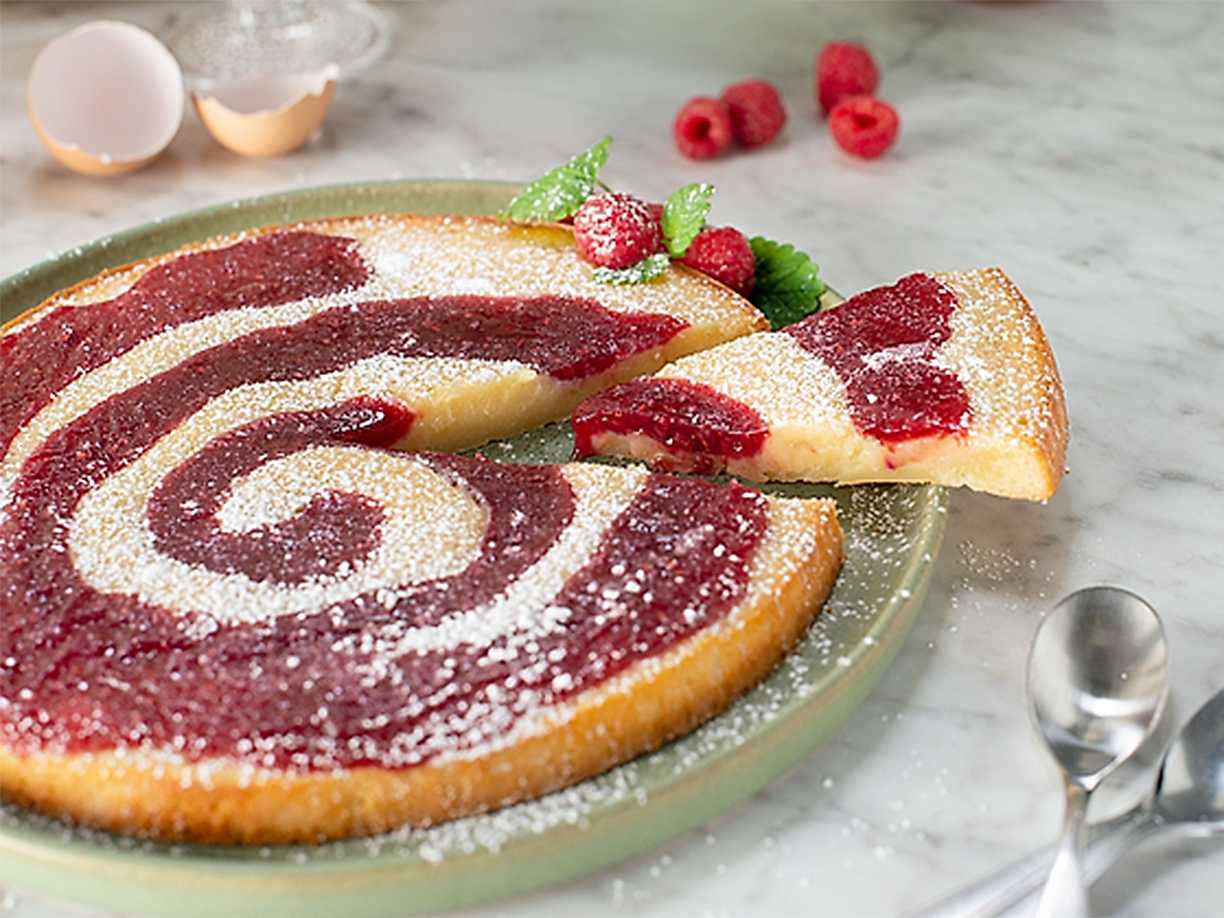 Vit kladdkaka med hallonswirl