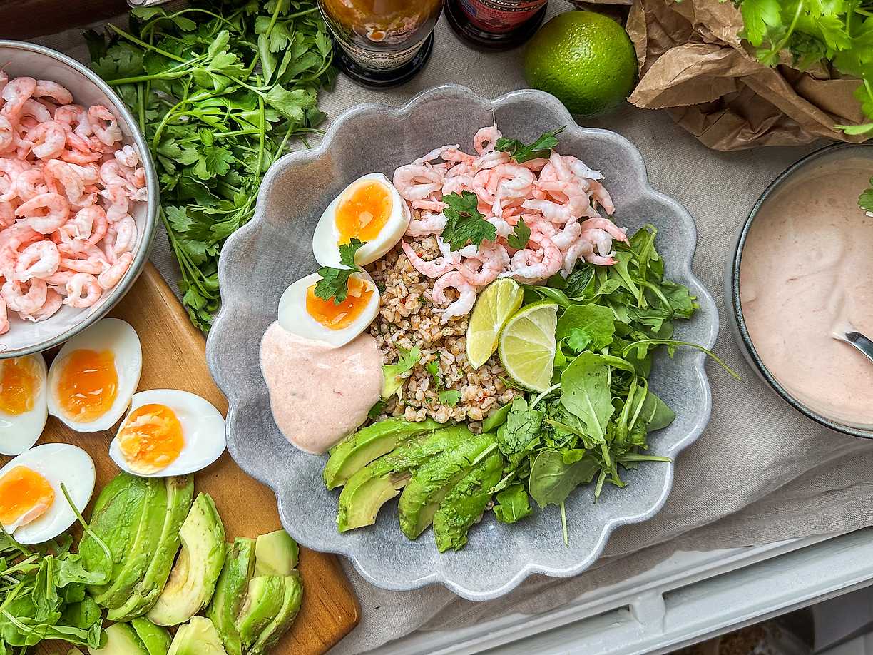 Bovete-bowl med avokado, ägg och räkor