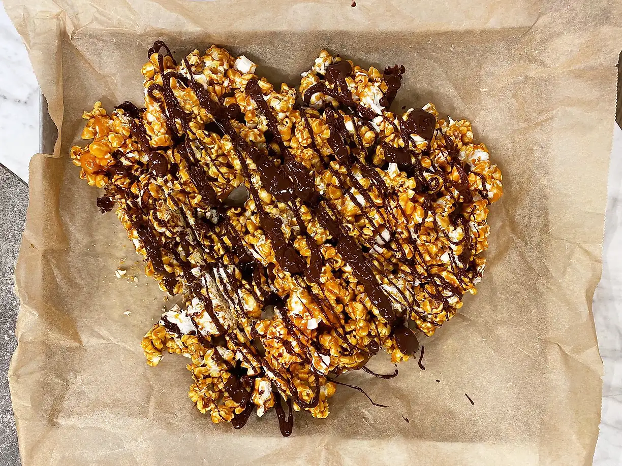 Bräck med karamellpopcorn
