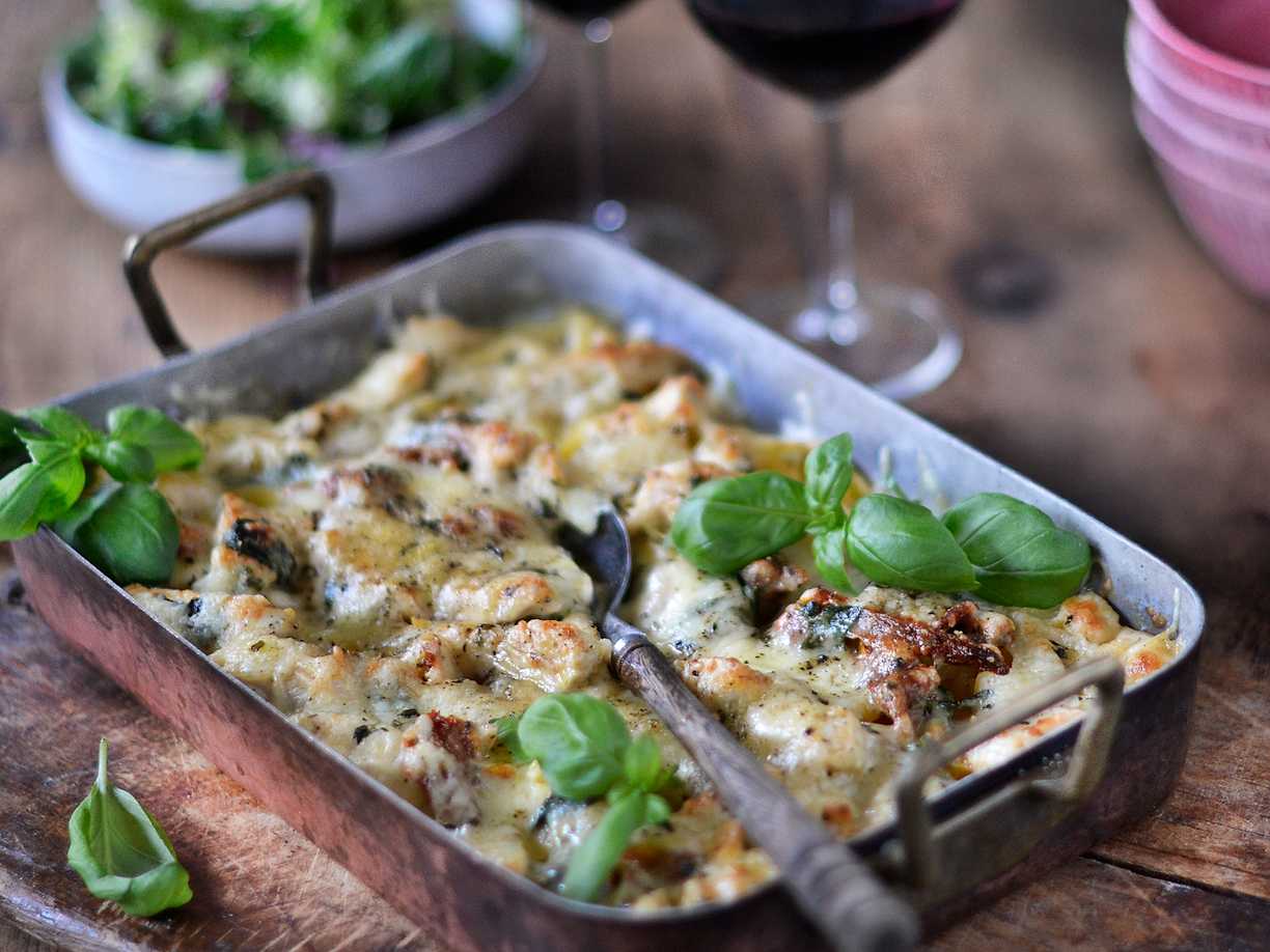 Pastagratäng med soltorkade tomater, mozzarella och rostad vitlök