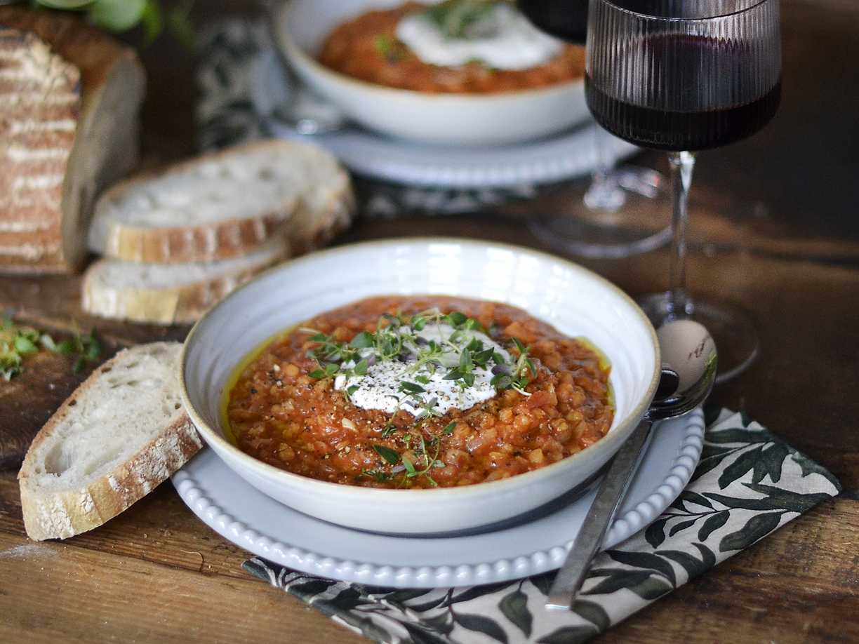 Tomat- och linssoppa med vispad burrata