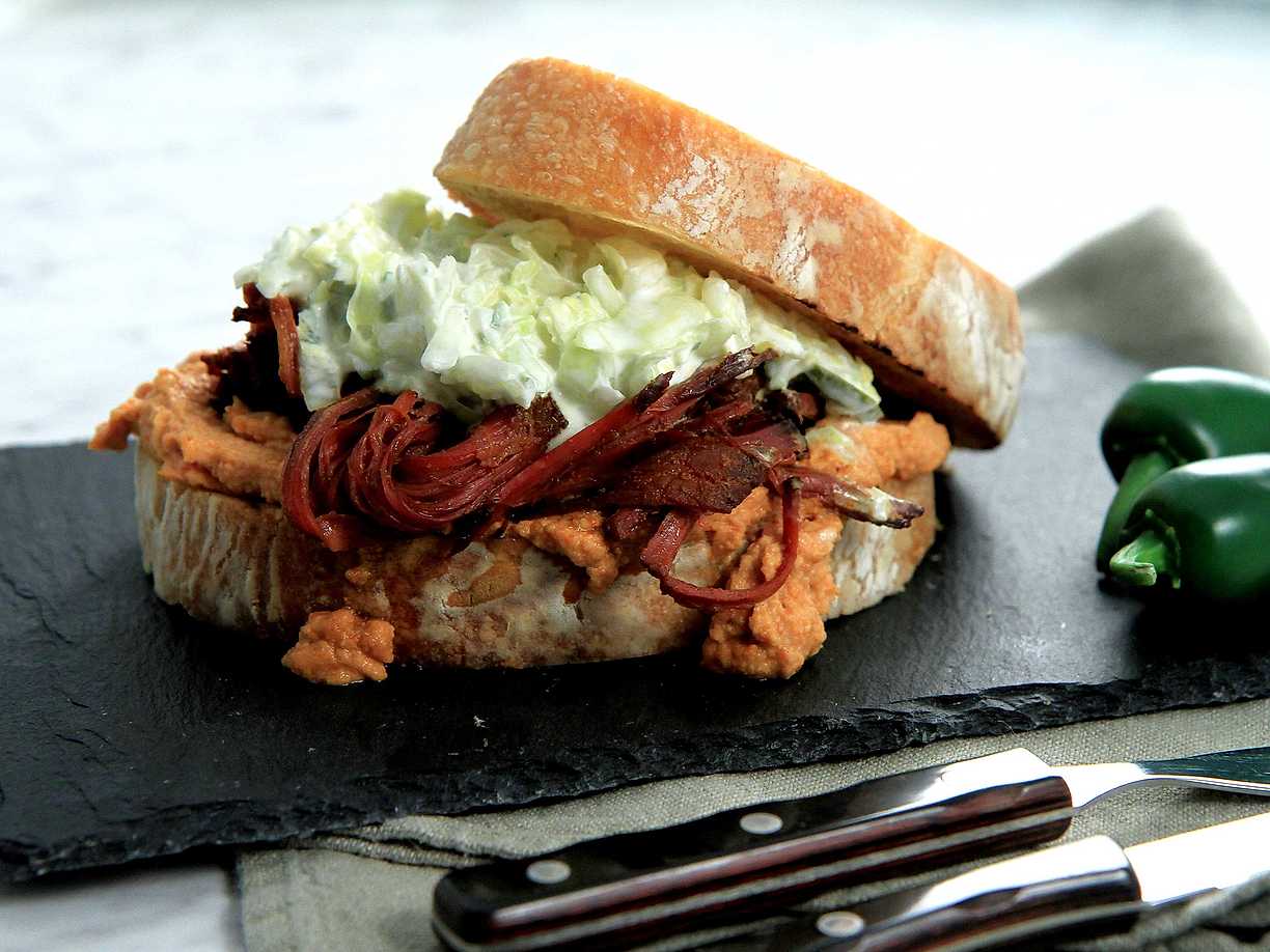 Brisket sandwich med jalapenocoleslaw Köket.se