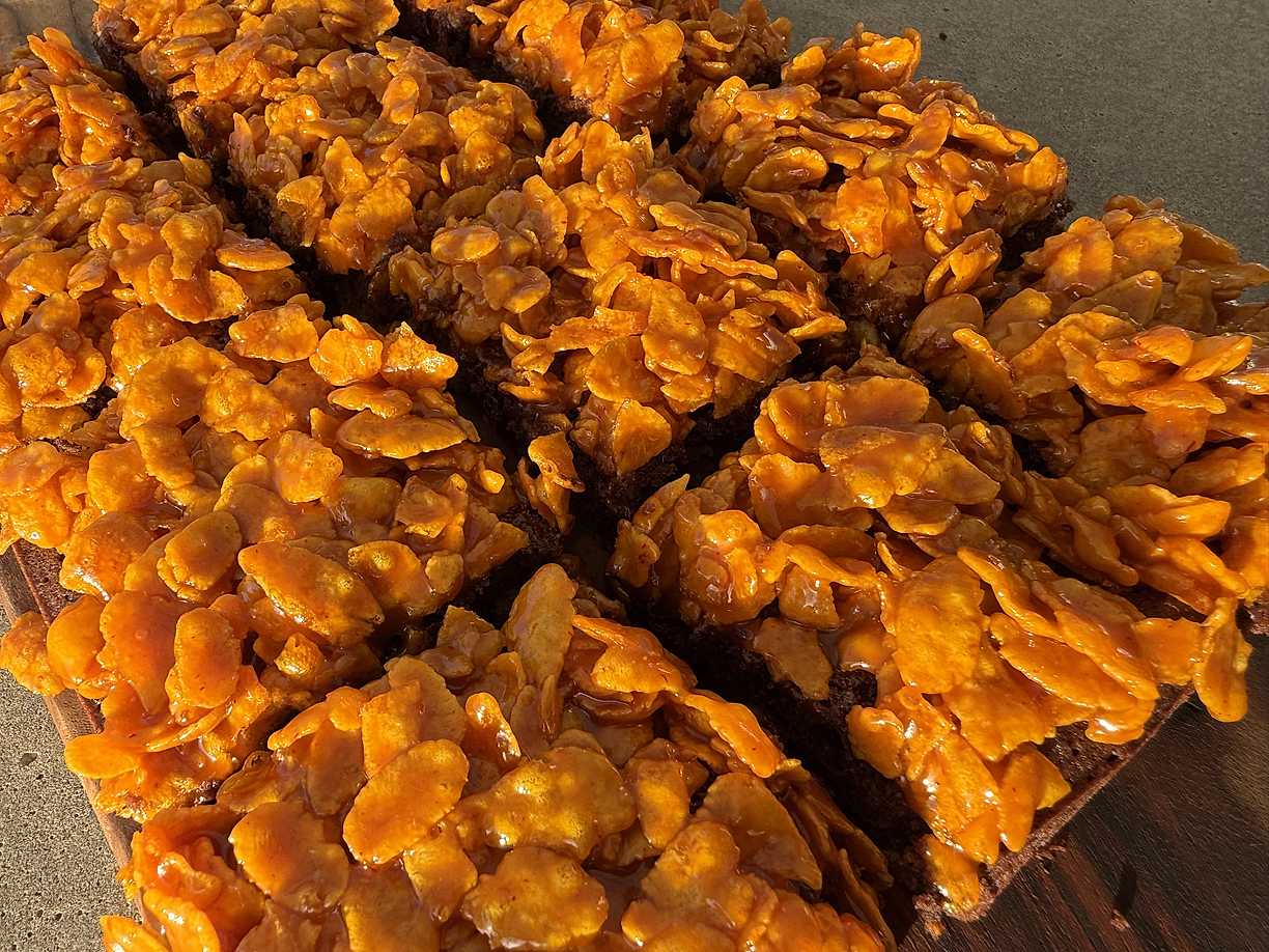 Brownies med saffranskola och cornflakes-crunch