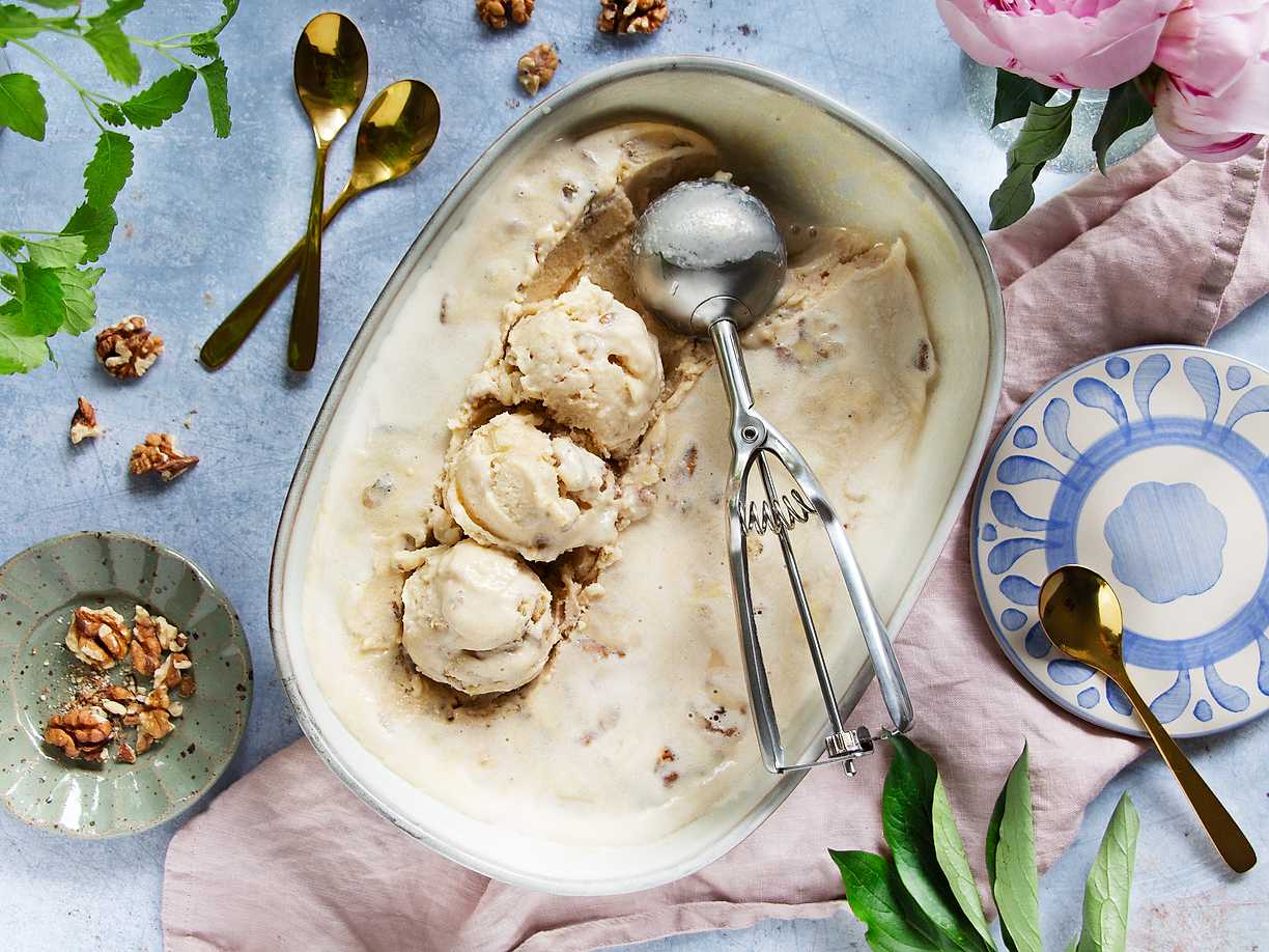 Brynt smörglass med valnötter och flingsalt