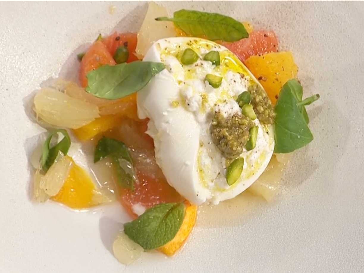 Burrata med citrus, örter och pistagenötter