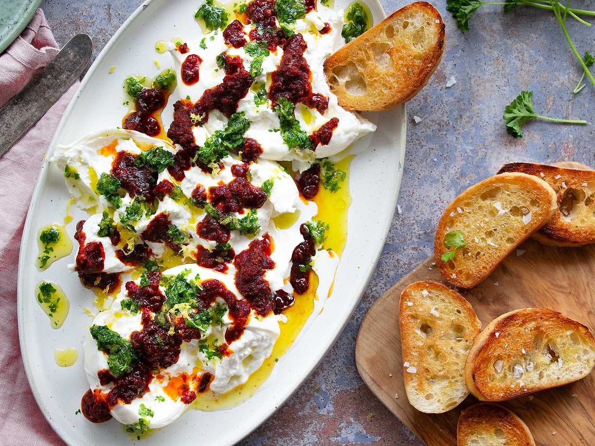 Burratadipp med 'Nduja och rostade brödskivor