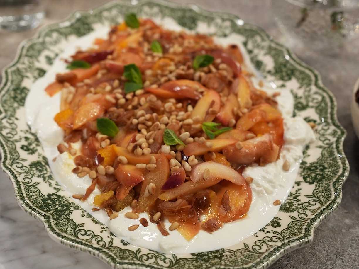 Burrata med ugnsbakade dadlar och nektariner