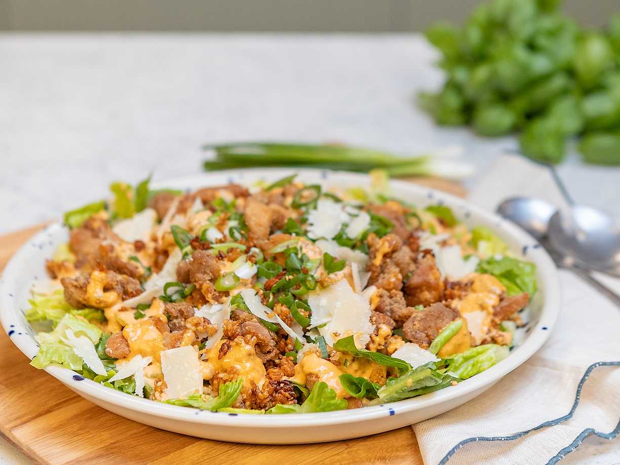 Caesarsallad med koreansk kyckling och krispigt ris