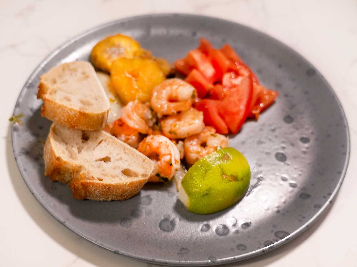 Camarones al ajillo con tostones