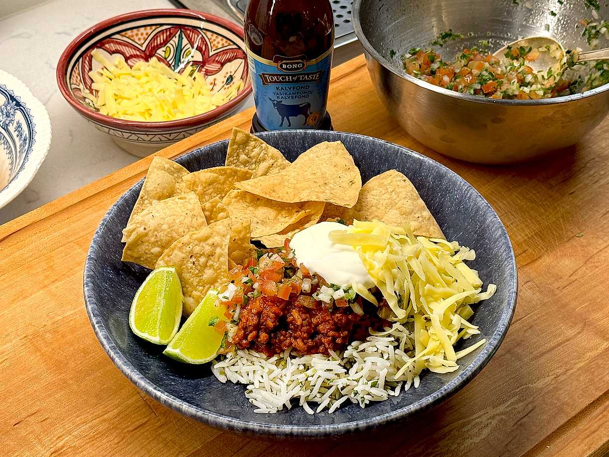 Chili med korianderris och pico de gallo