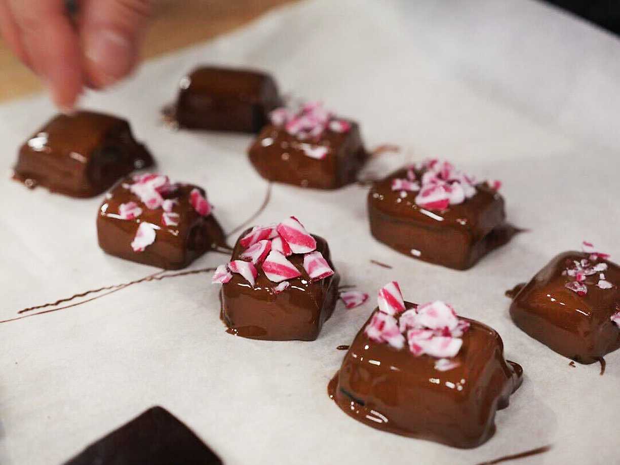 Chokladkola med polkagrisströssel