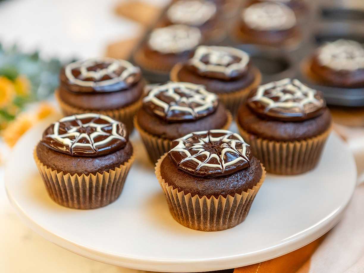 Chokladmuffins med spindelnätsglasyr
