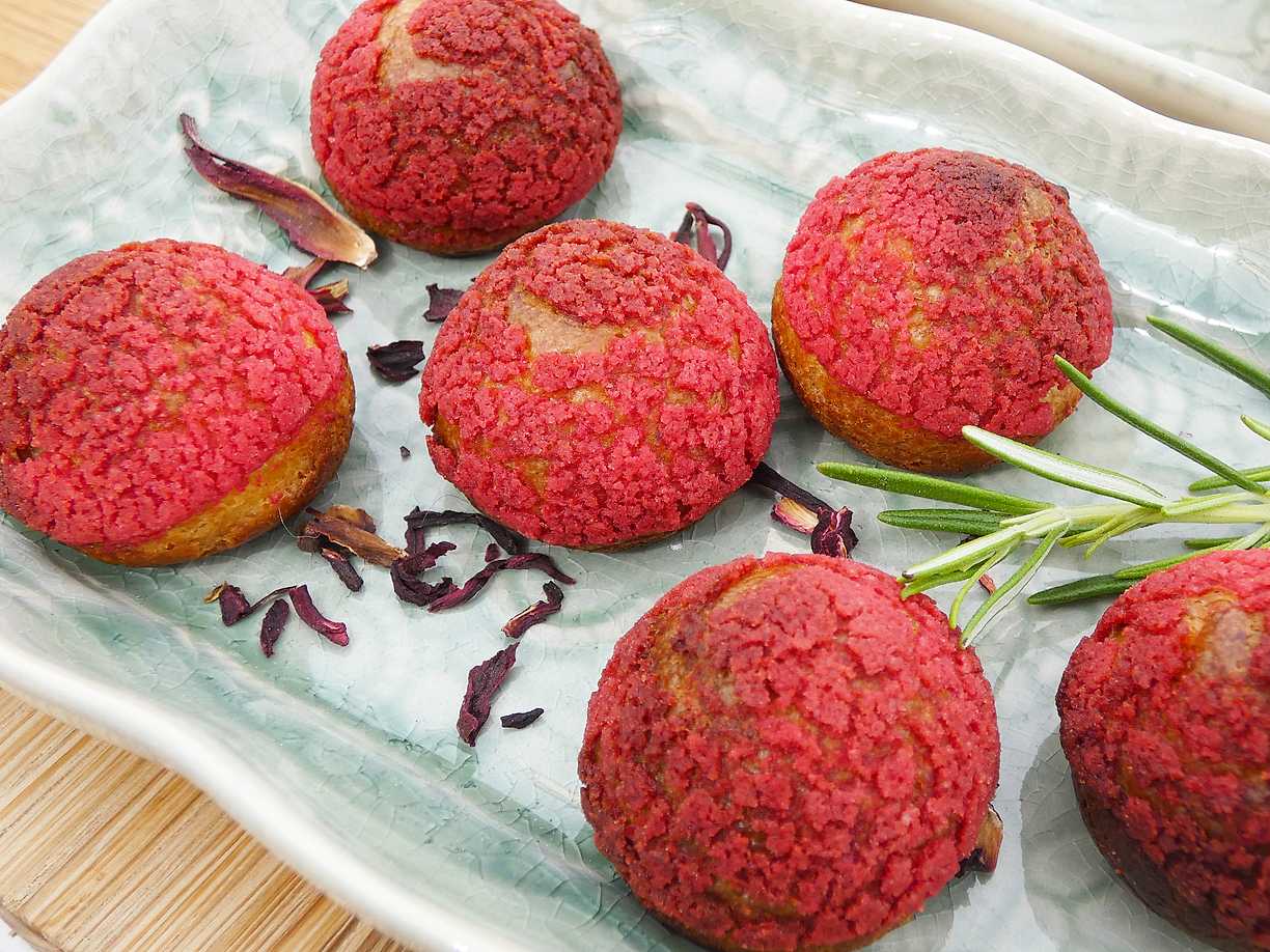Choux au craquelin med kräm på vanilj, hibiskus och rosmarin