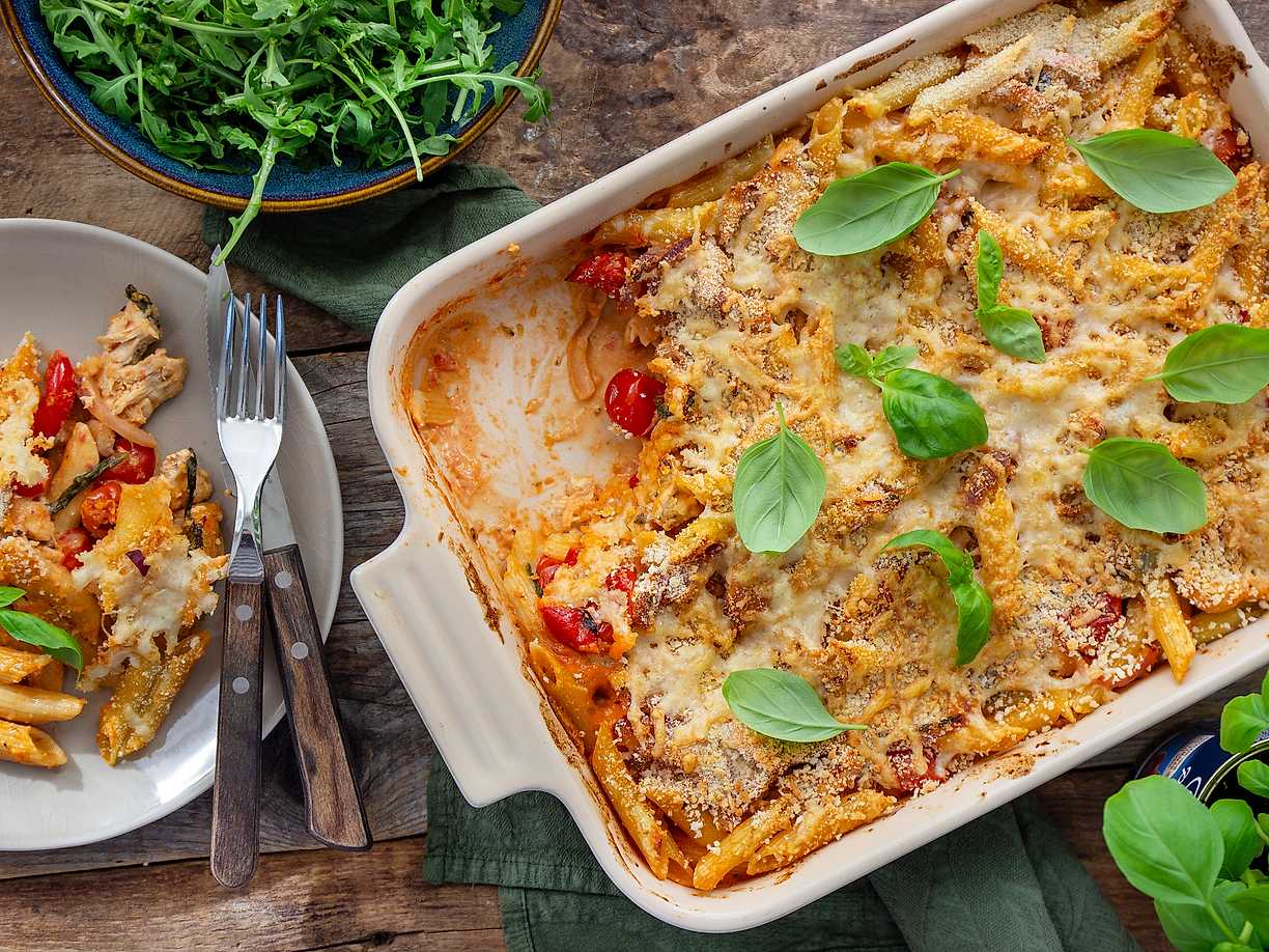 Italiensk pastagratäng med kyckling och körsbärstomater