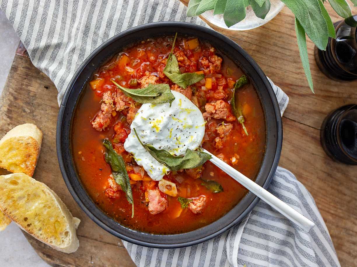 Mustig salsicciagryta med tomat och burrata