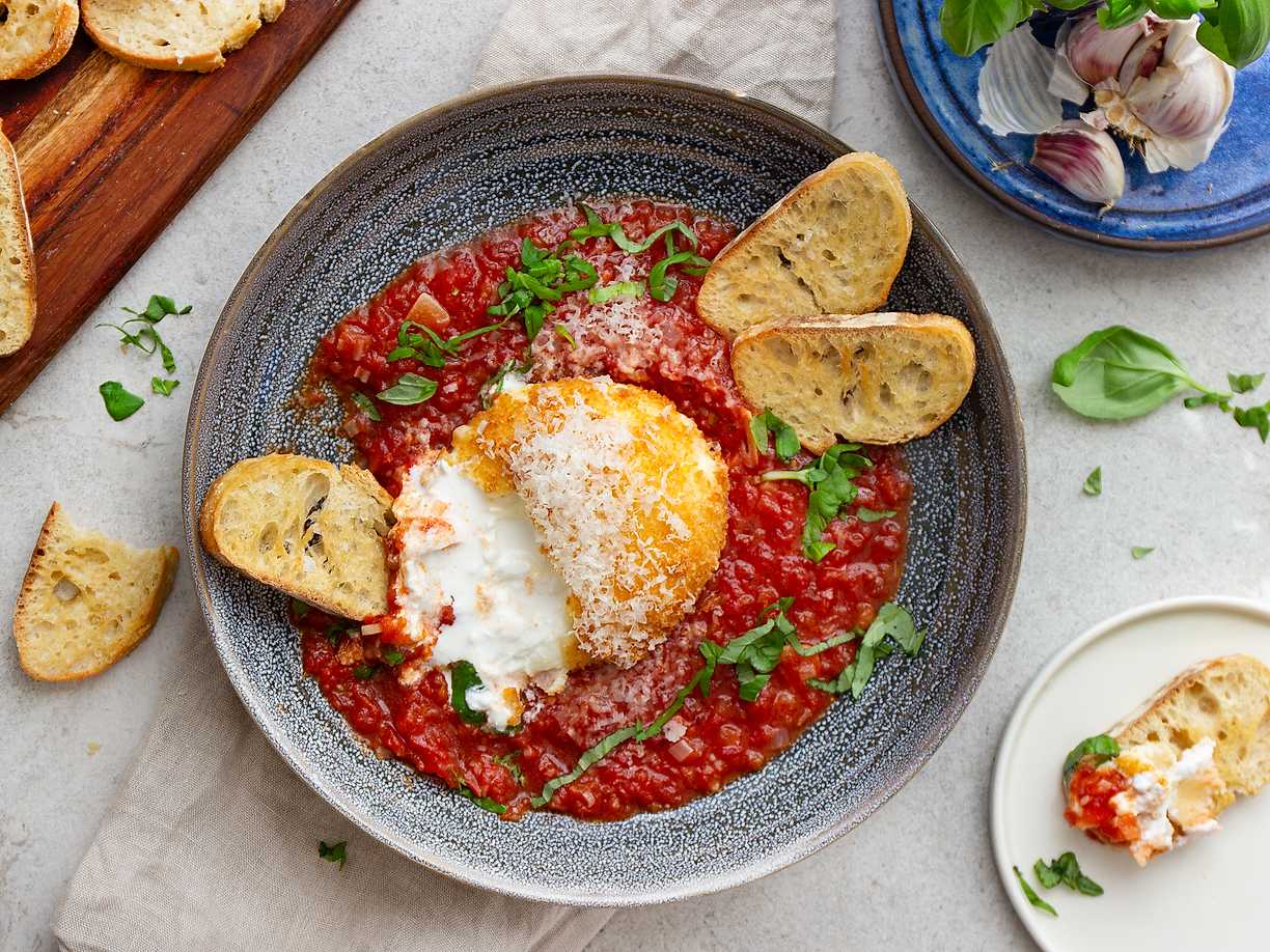 Pankofriterad burrata i tomatsås