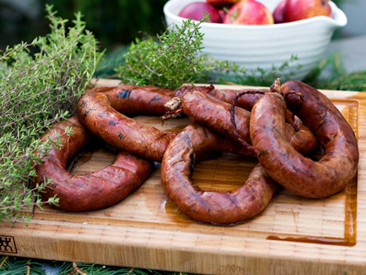 Varmrökt korv med citron och salvia
