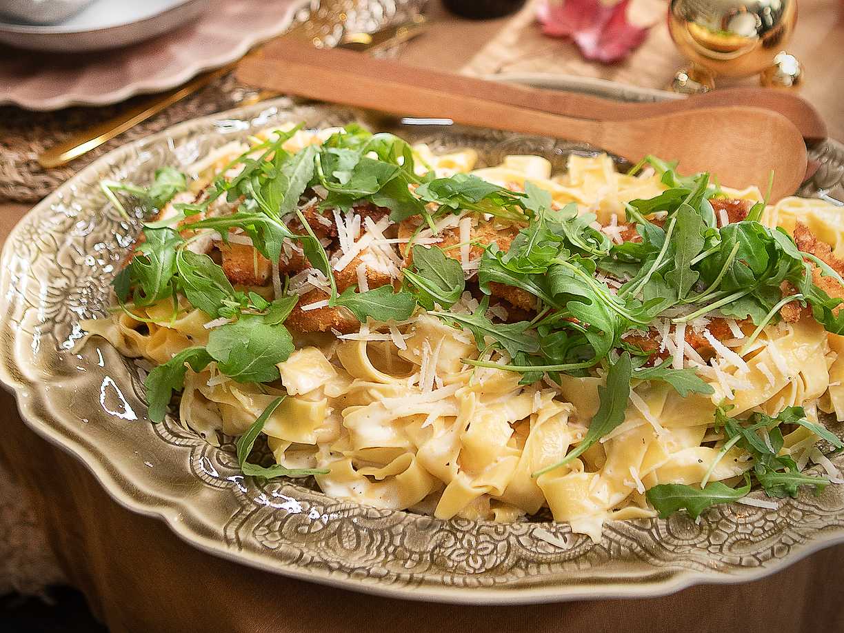 Krämig citronpasta med krispigt panerad kyckling