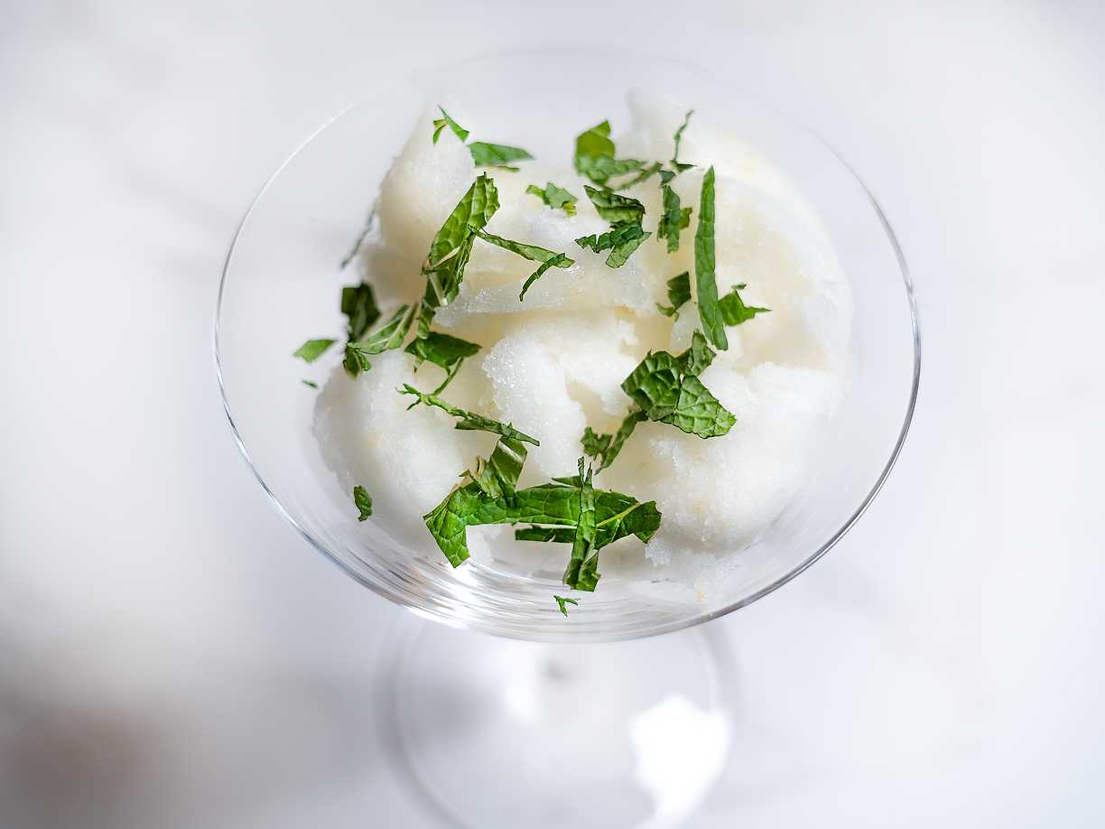 Citronsorbet med gin och mynta