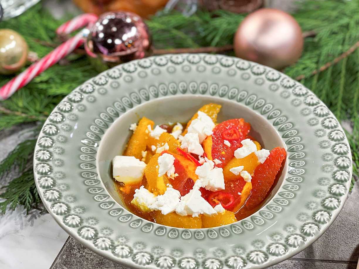 Citrussallad med fetaost och saffransvinegrette