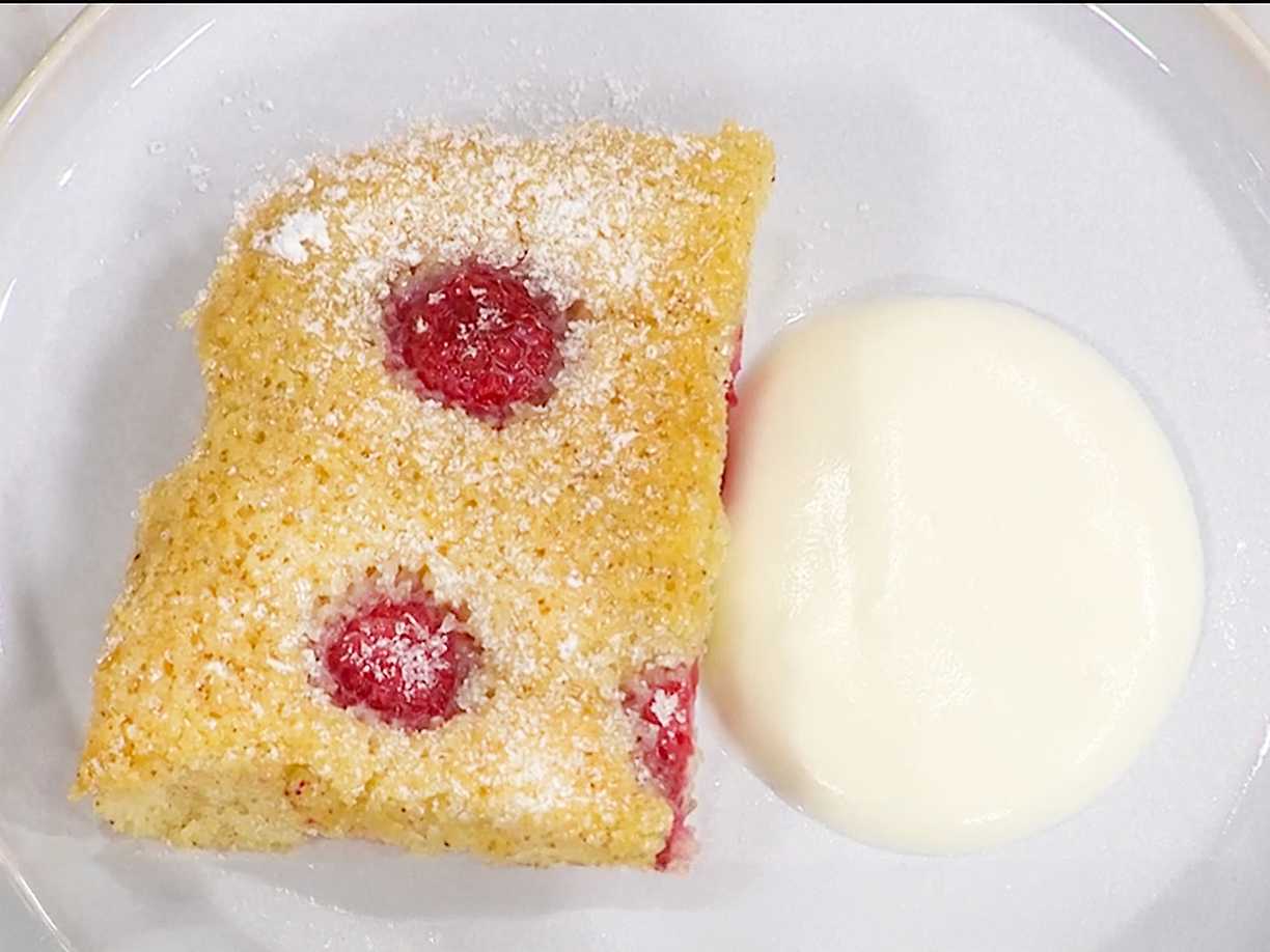 Clafoutis med hallon och brynt smör