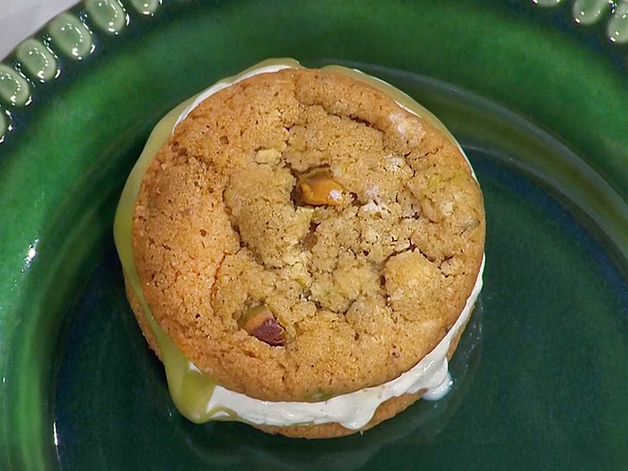 Cookies med vit choklad och lättsaltade pistagenötter