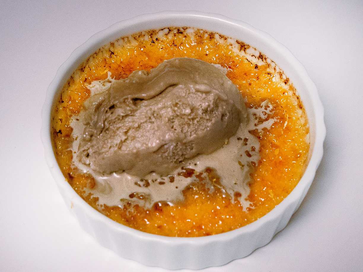 Crème brûlée med citron och krämig lakritsglass