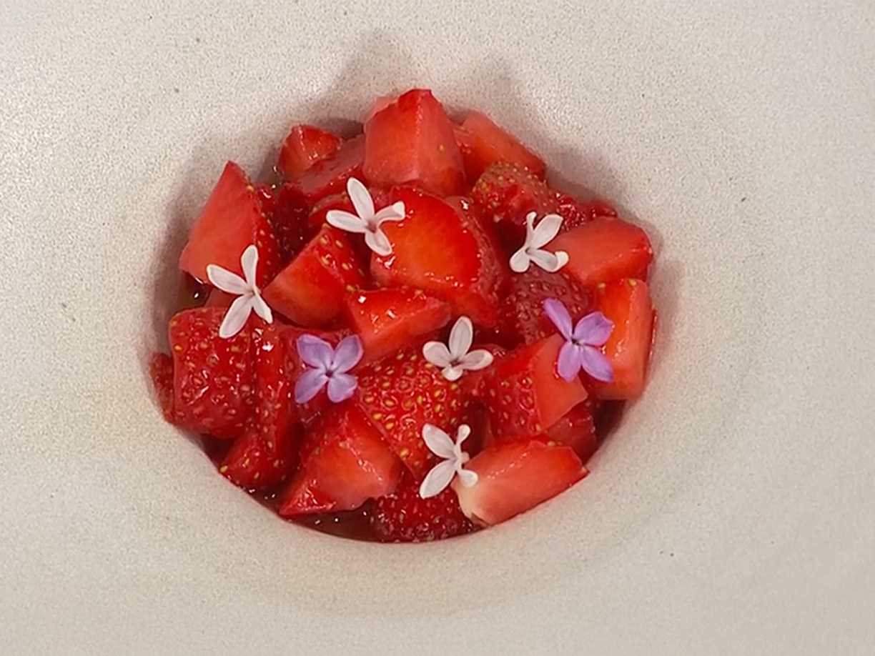 Crème brûlée med matcha och flädermarinerade jordgubbar