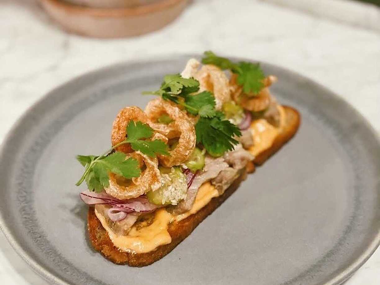Crispy pork på bröd med chilimajonnäs