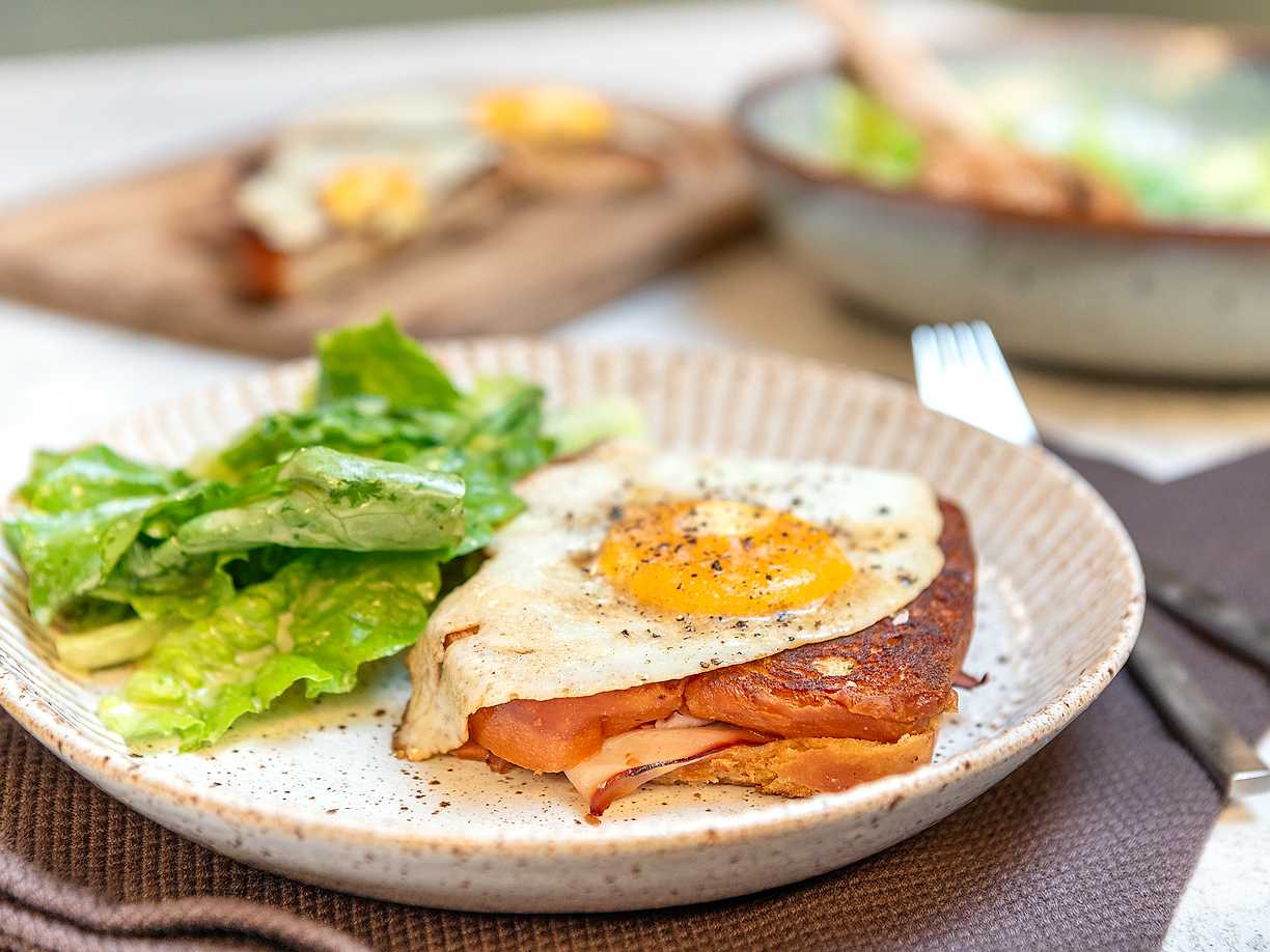 Croque Madame med sallad och dijondressing