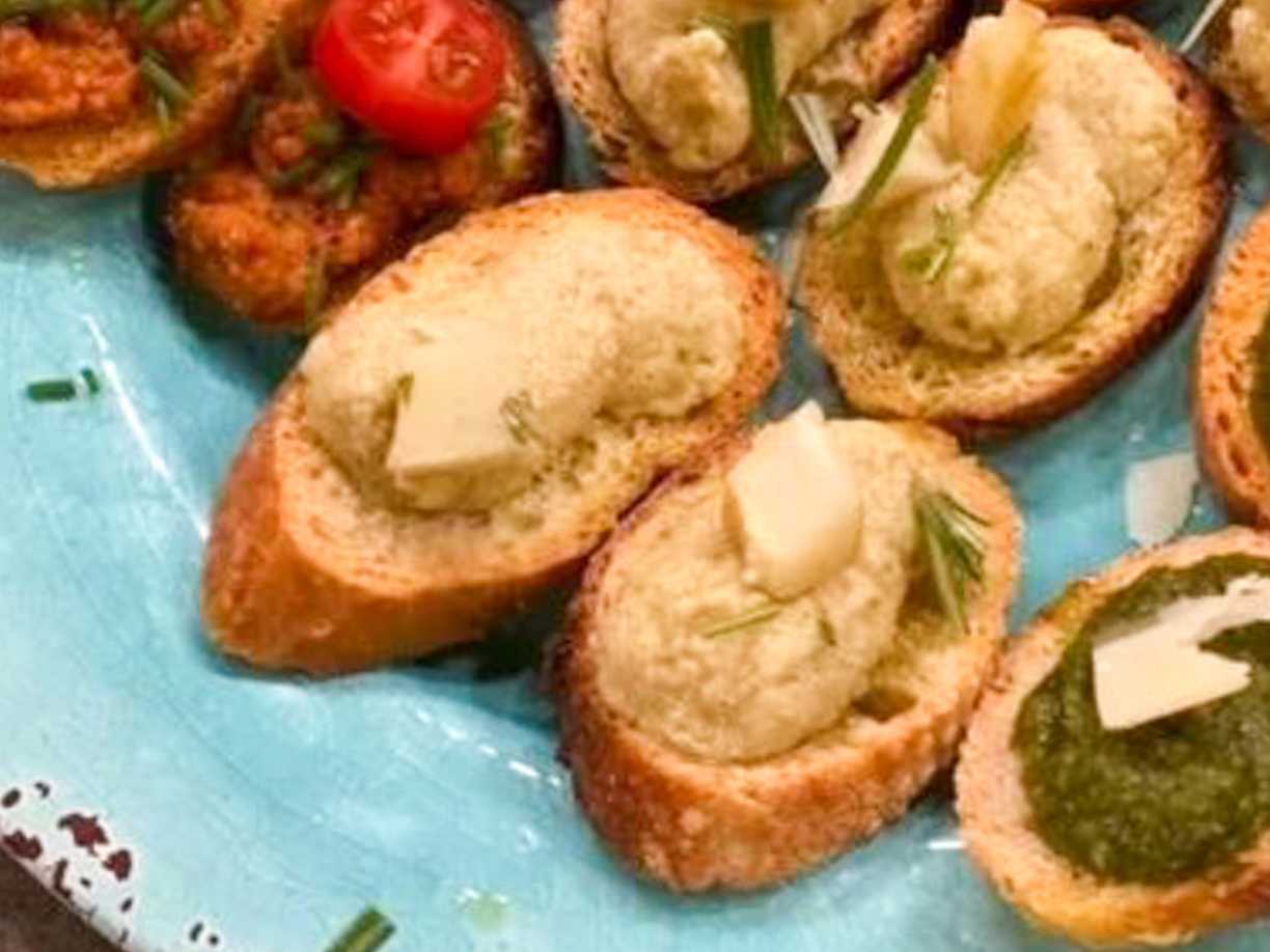 Crostini med kronärtkockskräm