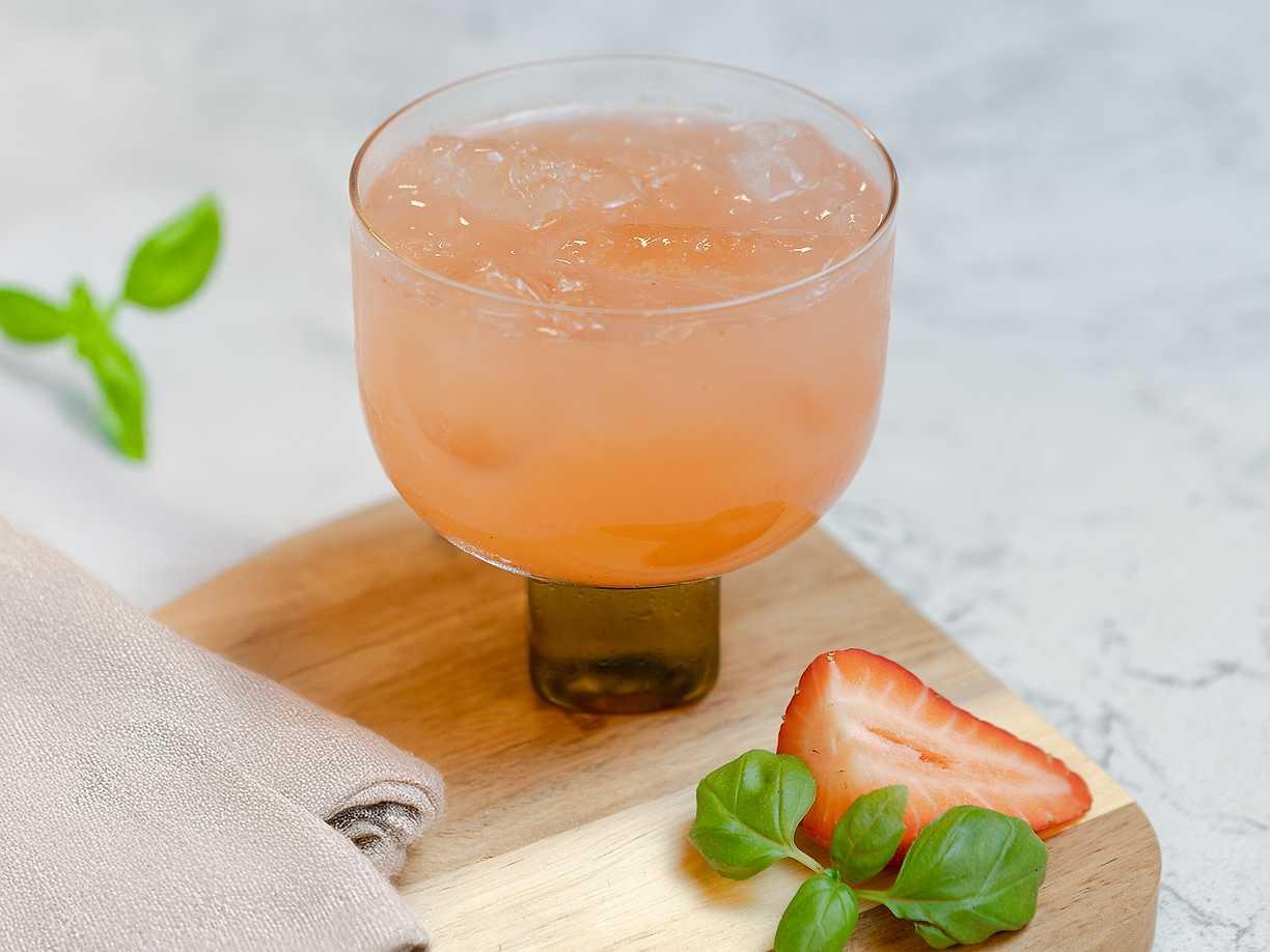 Daiquiri med jordgubb och basilika