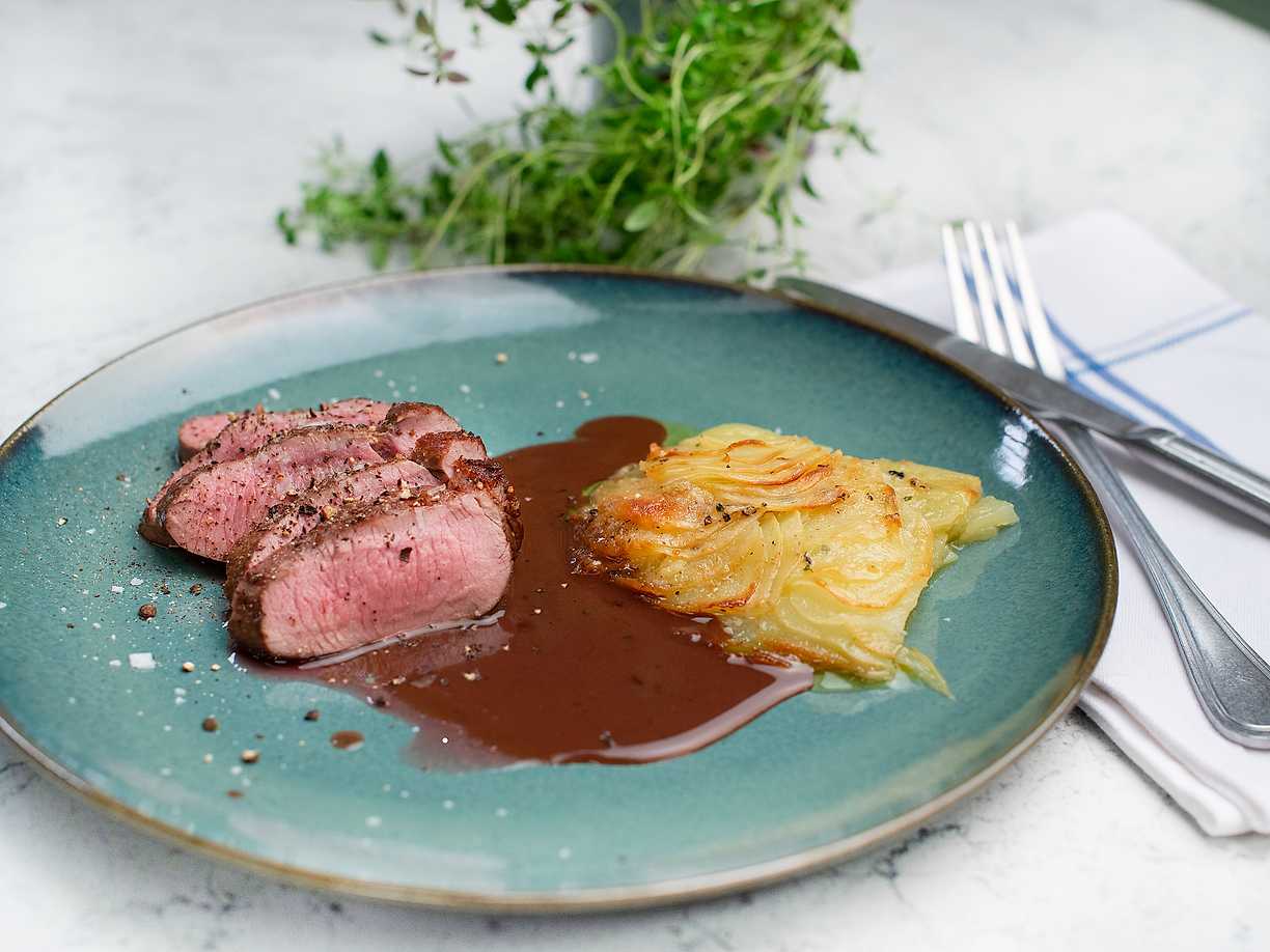 Dovhjort med potatiskaka och rödvinsås