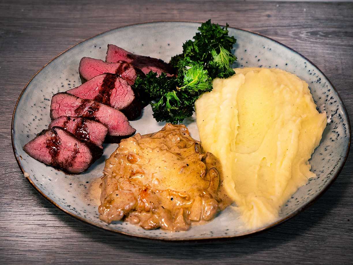 Dovhjortsinnanlår med potatispuré, två såser och grönkålschips