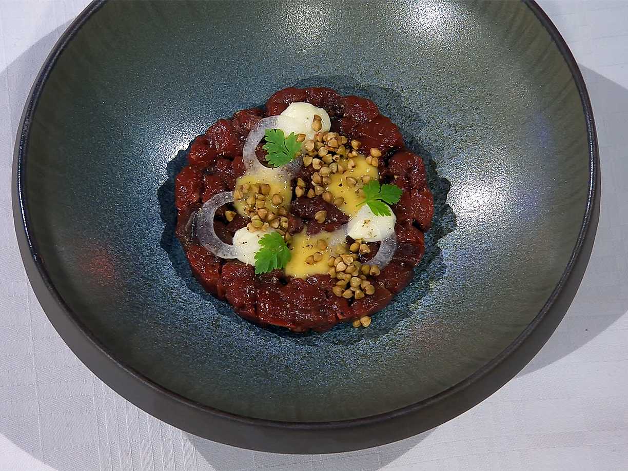 Dovhjortstartar med konfiterad äggkräm och timjanpicklad silverlök