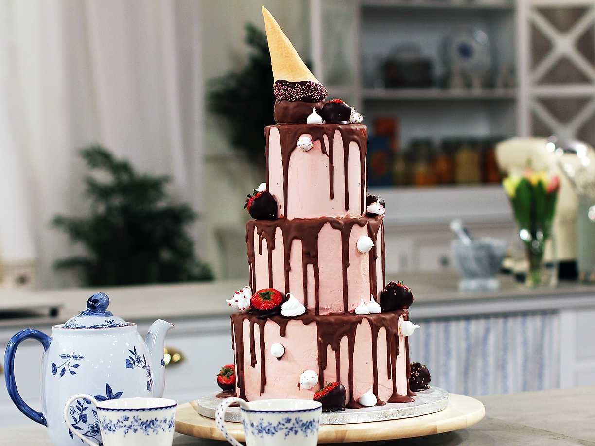 Drip cake med choklad, maräng och jordgubbar Köket.se