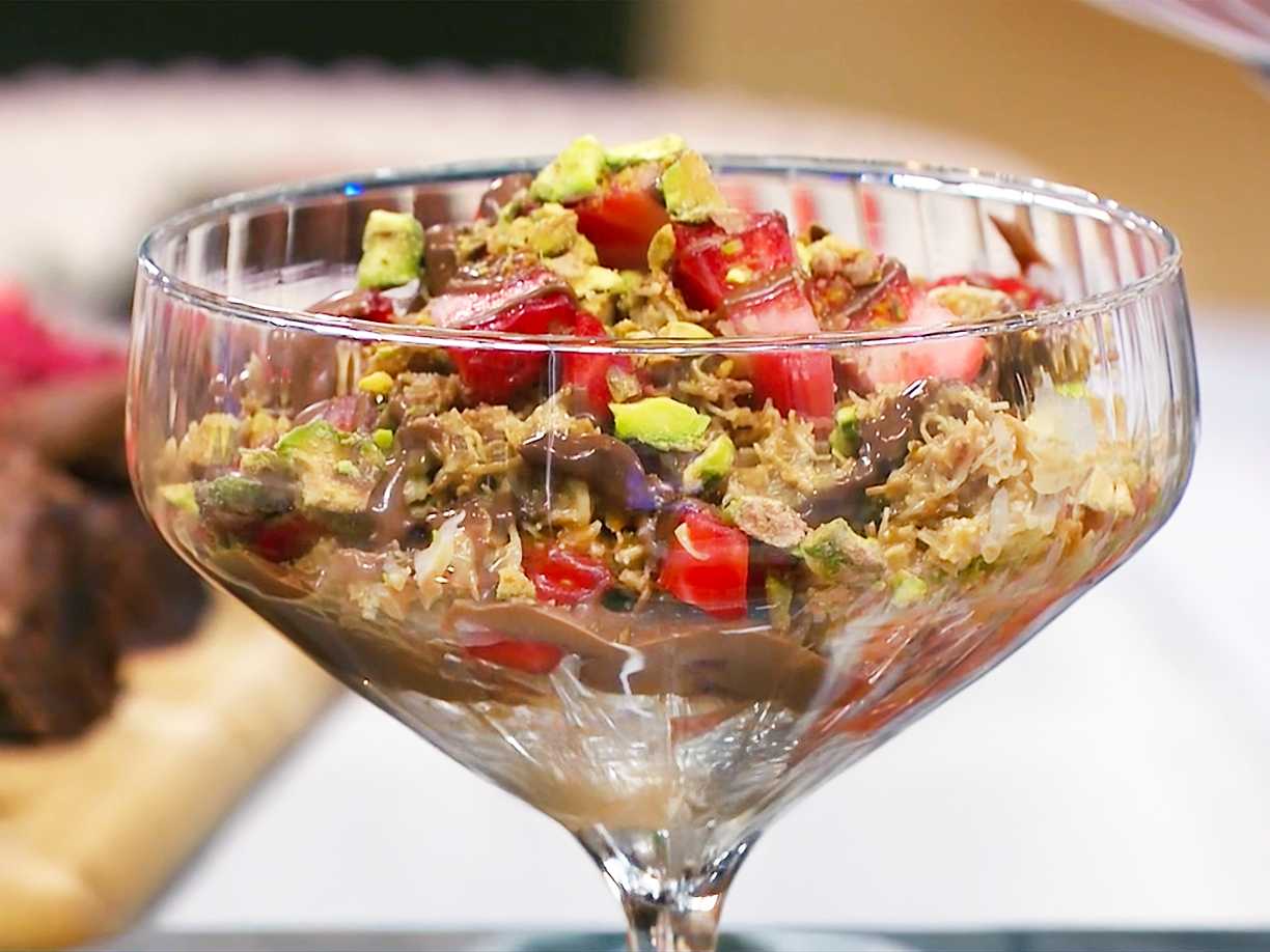 Dubai strawberry cups