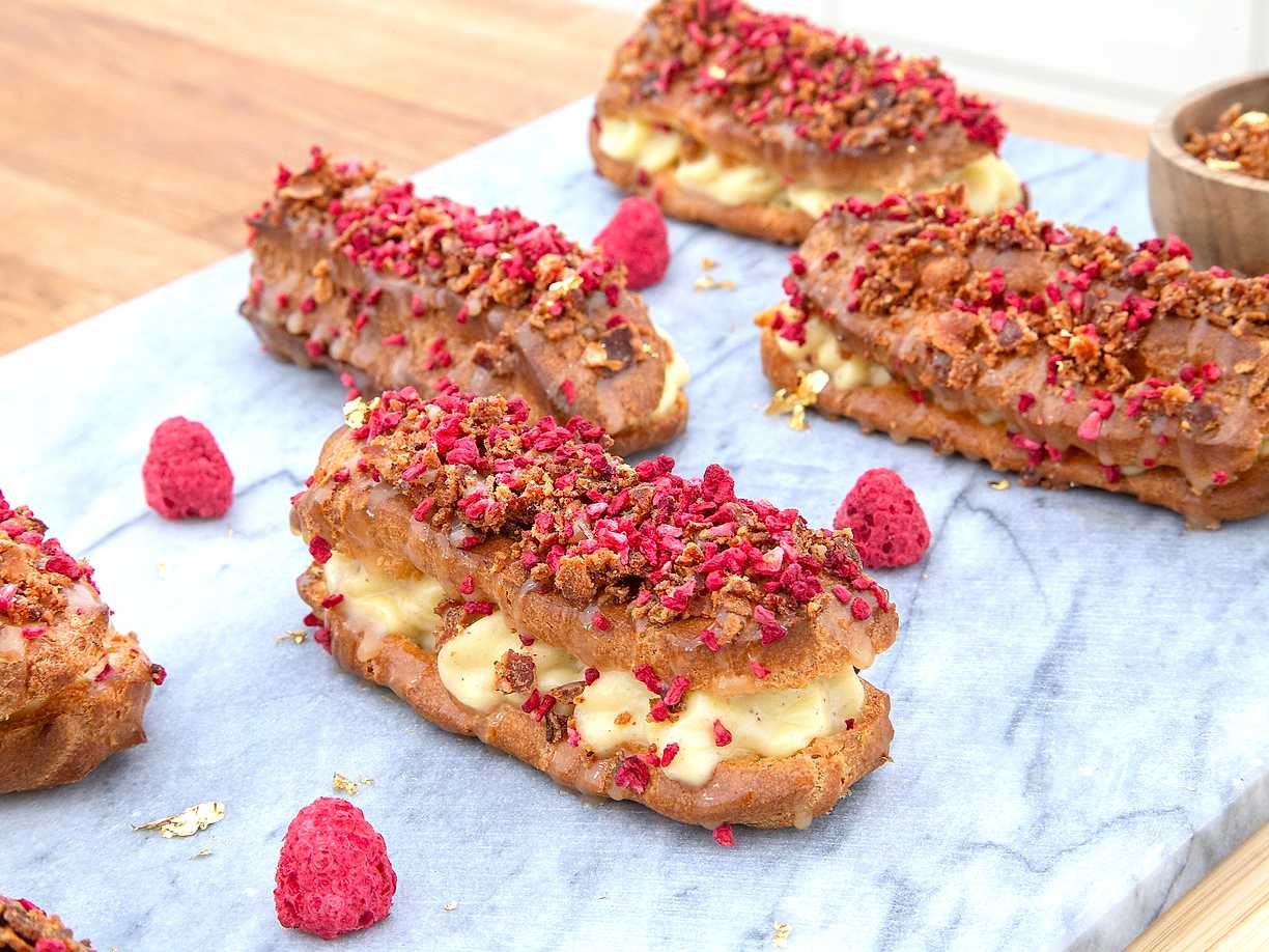 Eclairs med vanilj, kola och hallon