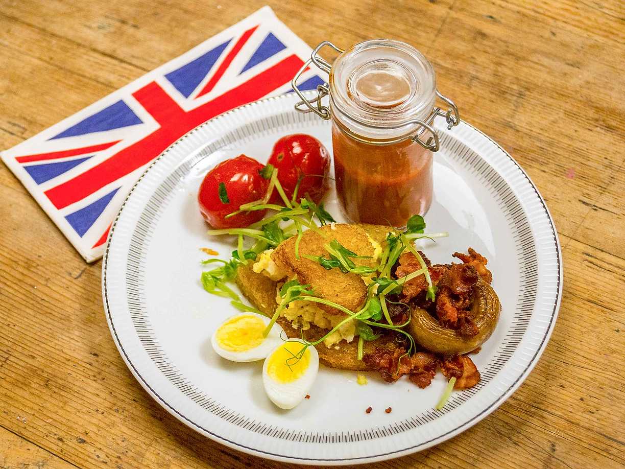English breakfast med ägg, bacon och hemgjord ketchup Köket.se